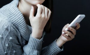 夫からのモラハラに悩む女性